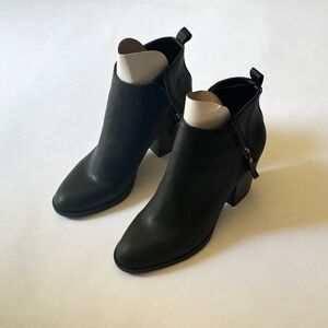 Universal Thread Women's Jameson Zip Ankle Booties